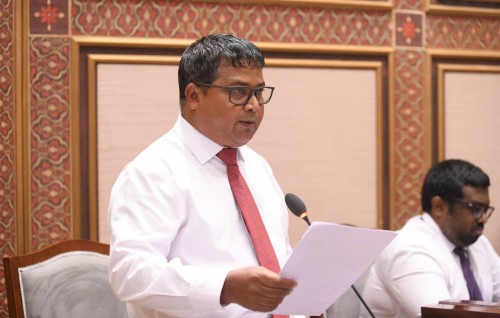 Majlis Raees vidhaalhuvee fisheries Minister haaziru kurevunee olhumakun kamah, maaafavves edhivadaigenfi