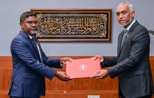 Finance minister ge advisor Naseeru, foreign ministry ah badhalukohffi