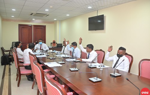 Hiyaa Flat thakuge petition aa gulhigen Muizzu aai Aslam adhi Raees Office Committee ah haaziru kuranee