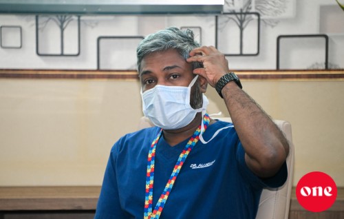 Thajuribaakaaru neurosurgeon Dr. Niyaaf ADK in vakivevadaigen, IGMH aa gulhivadaigenfi
