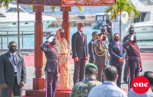 Raees Solih, Bangladesh ge boduvazeeru Sheikh Hasina ah rasmeekoh maruhabaa dhannavaifi