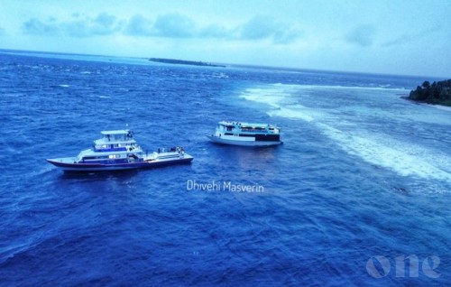 Gadhdhoo South Express boat crash on reef, fishermen providing assistance