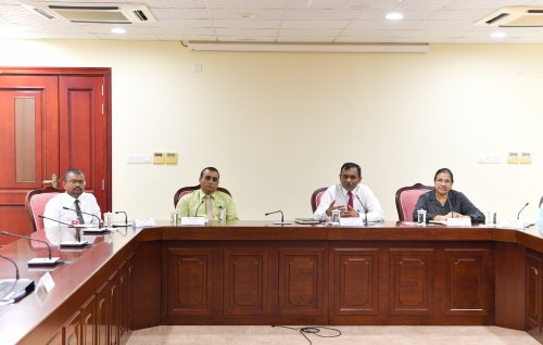 Muvazzafunthakegge shakuvaa thakaa gulhigen CSC ge memberun haazirukuri committee sirru koffi