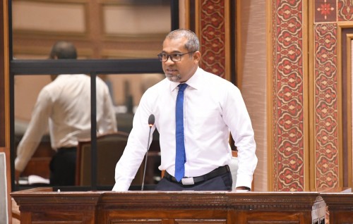 Masoodh, dhekkevi vaahaka aa gulhigen Khaleel majileeha haaziru kuranee