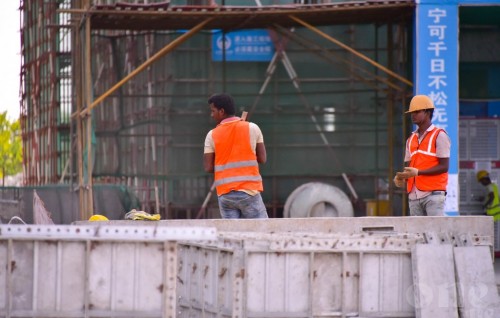 Expat dies after falling from construction site