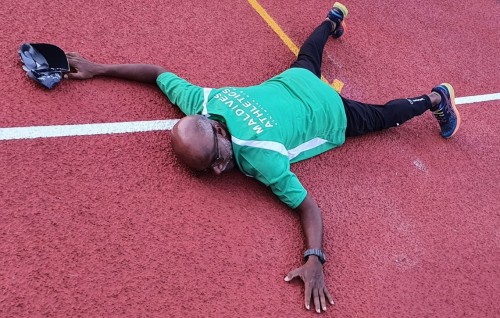 Ethah aniyaa eh, ethah thakuleefeh, synthetic track ge thaazaa vahaa eku Kuda Hussain ah rovihjje