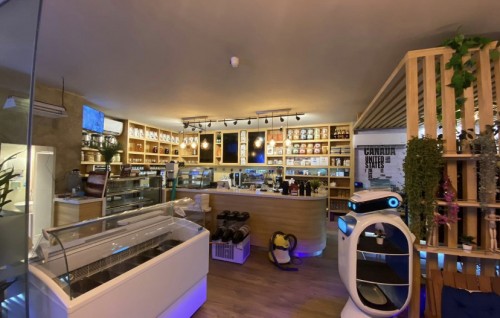 Robot waiter akaa eku Male' gai cafe eh hulhuvaifi