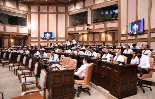 Azhaa aai Niuma adhi Zeenaa, LGA ge boad ah ayyankuran Majlis in faaskoffi