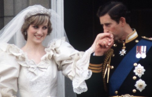 Princess Diana adhi Prince Charles ge kaiveneege Cake fohccheh 40 aharah fahu neelan kiyan nimmaifi