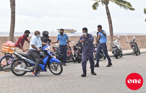 Moosun adhives othee goaskoh, rangalhuvaan fashaanee aadheetha dhuvahu