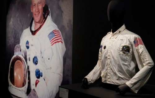 Buzz Aldrin ge jahvvee jacket 2.8 Million dollar ah neelamugai vihkkaalaifi