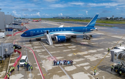 Azerbaijan airline in Raajje ah seedhaa dhathuruthah fashaifi