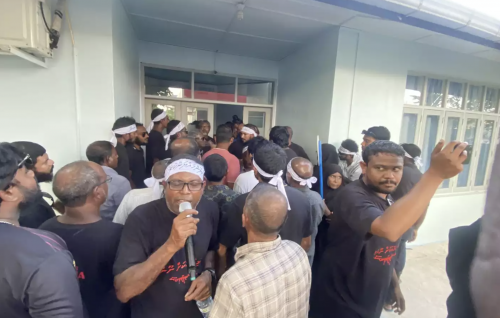 Holhudhoo ihuthijaaju: Fuluhakah hamalaadhee, police station ah gellun dhin 2 meehaku hayyaru koffi