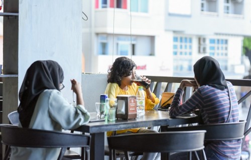 Changes brought to business hours for shops and restaurants