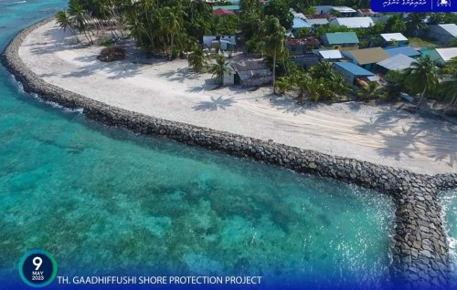 Gaadhiffushi gondudhoh himaayai kurumuge masakkai nimijje