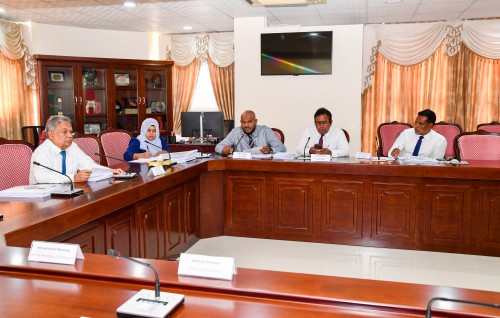 Dollar bill: Miadhu 6:00 ah committee ge masahkkai ninman kanda'alhai committee sihrru kohffi