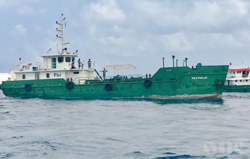 Oil ship crashed on Kaashidhoo harbor channel still not rescued