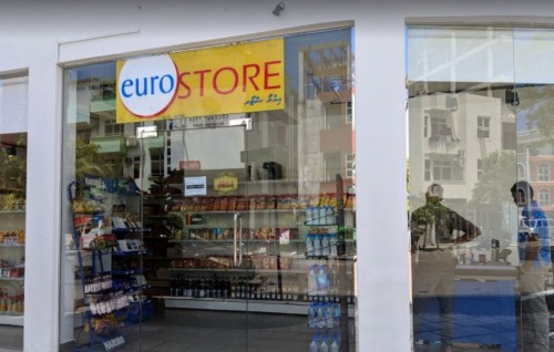 Euro store office ge thijooree falhaalai, 4.8 lakka ahvure gina rufiyaa vagah negi mahsalaigai meehaku hayyaru koffi