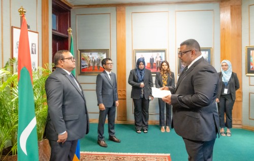 Tholhathu, Majilis ge sergeant at arms magaamuge huvaa kuravvai magaamaa havaaluve vadaigenfi