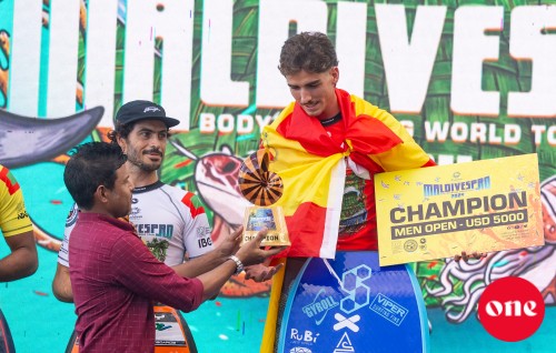 Visit Maldives Pro ninmumuge rasmiyyaathaa eku Champion innah trophy havaalukoffi