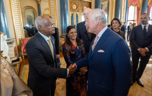 Charles aai camilla ge rasmee jaafathugai raees Solih ge dhekanbalun baiverive vadaigenfi