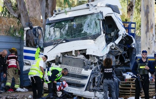 Israel gai truck akaai bus eh jehi ekaku maruve, 30 meehakah aniyaavehjje