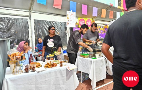 Minivan dhuvahaa gulhuvai Hulhumale gai 8 dhuvahuge bodu carnival eh