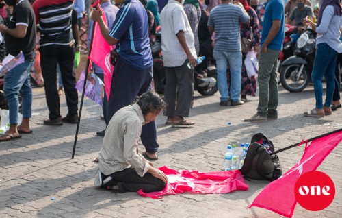 #OnePhoto: Raees yaamin minivan kurumah govaalaa supporters ge ihusaasthah court dhoshugai