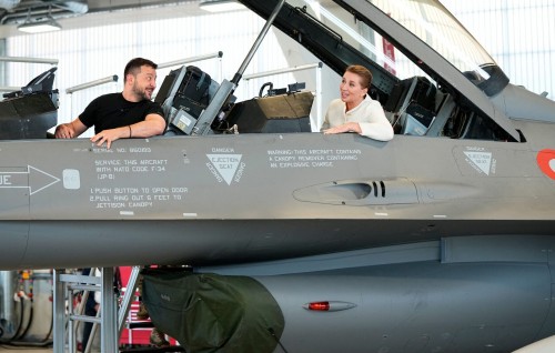 America in ufadhdhaa F-16 marukaage hanguraamamathee jetu Ukraine ah fonuvaifi