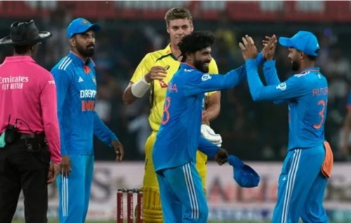 Australia aa dhekolhah kulhey 1 dhuvahuge silsilaa ge dhevana match inn ves India molhuvejje