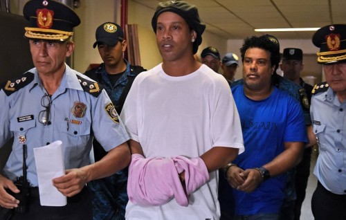 Vagu passport ge massala ah fahu Ronaldinho ah enburi Brazil ah dhiumah huhddha dheefi