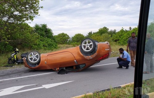 Car overturns on Laamu Link Road