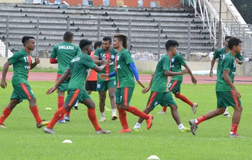 Bangladesh gaumee football squad ge 18 kulhuntheri aku Covid ah positive vejje