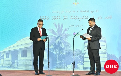 One Photo: Azim, Male' ge mayor kamuge huvaakurevvumuge rasmiyyathu