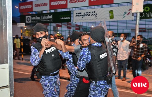 Muzaaharaa ge therein fulhunnah hamalaadhin kamuge thuhumathu kurevey dhe meehun fiyavai enmen dhookohlaifi