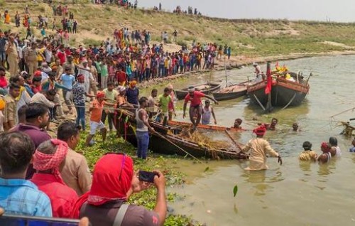 India ge UttarPradesh gai boat eh bandun jahaalai 3 meehun maruvejje
