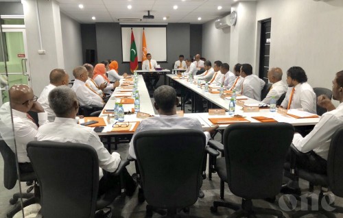 Coalition hedhumaa gulhey gothun avahah gotheh ninmumah Siyam adhi Raees ge team inn maadhamaa mashvaraathah fashanee