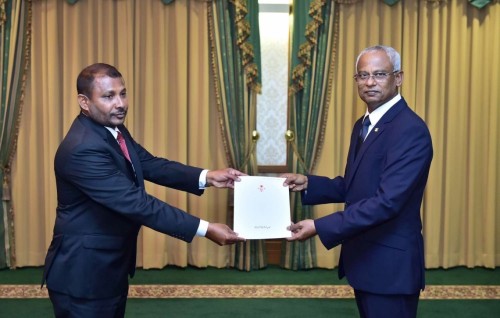 Jinsee furahsaaraige mahsala ehgai State Minister Riyaz suspendkoffi, vidhaalhuvee siyaasee kameh kamah