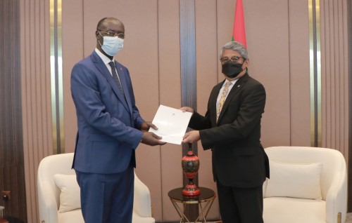 Raajjein Burundi ah furathama faharah Honarary Consul eh ayyan koffi