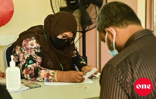 Covishield vaccine ge badhalugai AstraZeneca vaccine ves jeheyne: Dr. Mohamed Ali