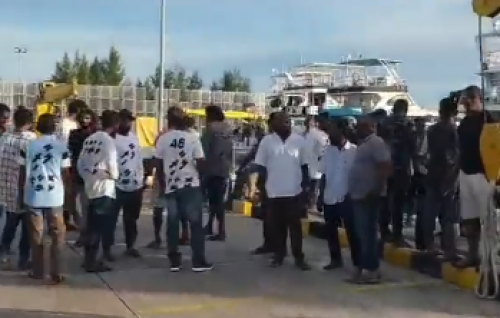 Faisaa dheyn feshumun Addu masverin muzaaharaa huhtaalaifi