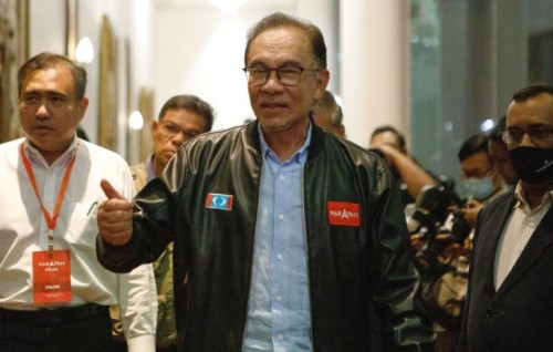 Malaysia elects first ever hung parliament