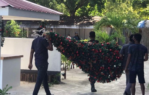Meehun dhiriulhey ehves rashehgai Christmas faahaga kuraa nama fiyavalhu alhaanan: Fuluhun