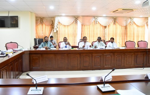 Account thakugai million in rufiyaa dhauruvi massalaigai customs ge 5 muvazzafakah dhauvaa kuranee