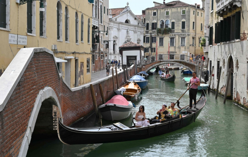 Venice to ban large tourist groups and loudspeakers