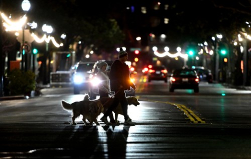 Covid fethurun control kurumah California gai Curfew iulaan koffi