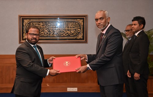 Siyaasee magaamuthakugai thibey iru muhinmee ithubaaraai yageenkann, magaamu thakakee hadhiyaaeh noon: Mundhu 