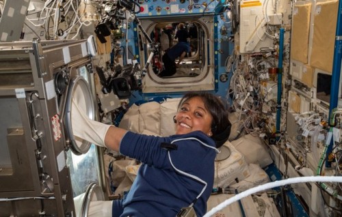 Saudi ge furathama astronaut enburi dhuniyeah athuvehjje