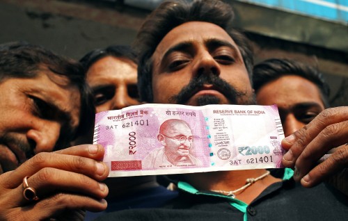 Indian banks start exchanging withdrawn 2,000-rupee notes