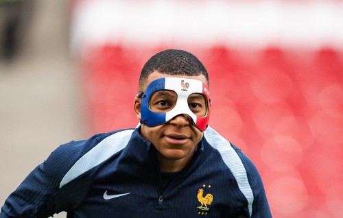 Mbappe mask gai furathama fenilun, kamudheytha?